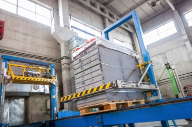 Ev yapımı bir fabrikada dökümlü beton döşemeler.