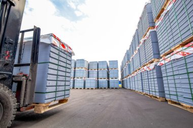 Ev inşa fabrikasının yakınındaki beton bloklar.