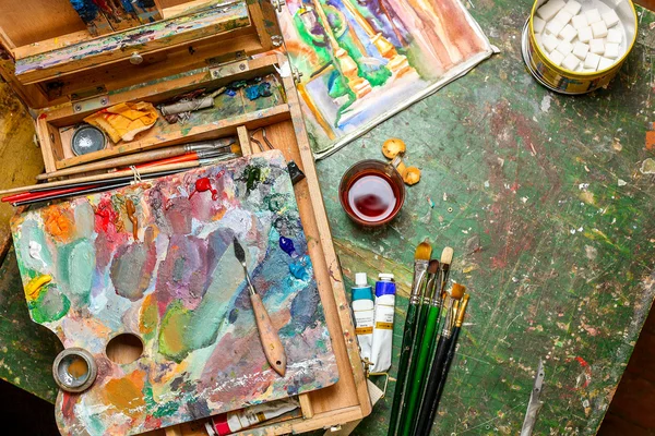 Colorido lugar de trabajo del artista con pinceles y pinturas al óleo —  Fotos de Stock