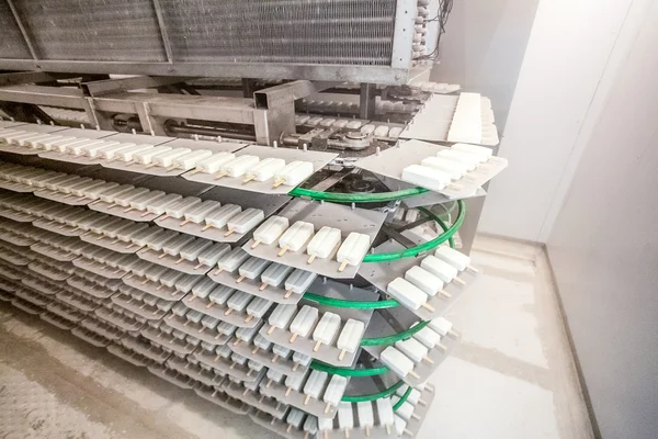 Frige Fabrikası'nda hattında dondurma imalatı