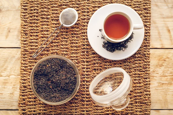 Set de té con agua caliente en taza sobre mesa de madera —  Fotos de Stock