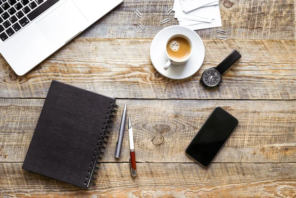 Lugar de trabajo con cuaderno sobre mesa de madera — Foto de Stock