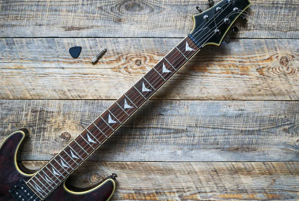 Elektrisk gitarr kropp på träskiva bakgrund. — Stockfoto