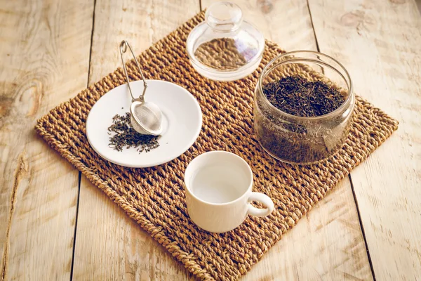 Conjunto de chá com água quente na xícara na mesa de madeira — Fotografia de Stock