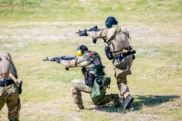 Omsk, Rússia - 1 de julho de 2015: treinamento militar — Fotografia de Stock