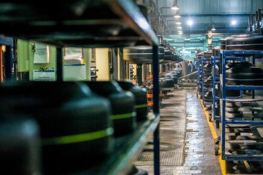 Araba lastik fabrikası'nda satırındaki İşlenecek parçanın