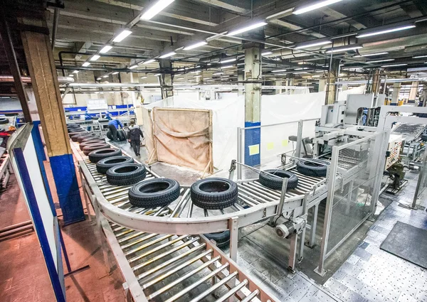 밝은 새 공장에서 타이어 생산 컨베이어 — 스톡 사진