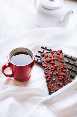 Çikolata, çaydanlık ve fincanın bileşimi