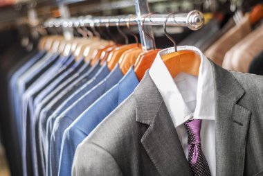 İşlenecek parçanın ceketler üzerinde studio terzilik içinde elbise askısı