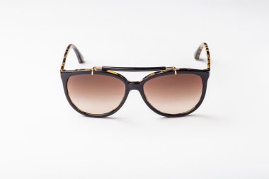 Kadınların güneş gözlükleri beyaz bir arkaplanda izole edilmiş