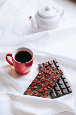 Çikolata, çaydanlık ve fincanın bileşimi