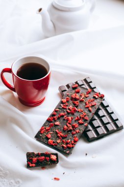 Çikolata, çaydanlık ve fincanın bileşimi