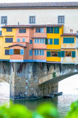 nehir üzerinde kemer üzerinde duran evi