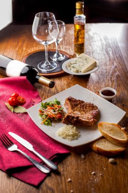 gurme akşam yemeği ızgara sığır filetosu ahşap tablo