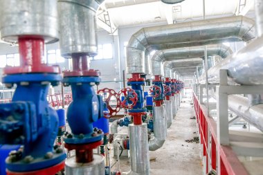 Fabrika blokları üzerindeki çelik boru hatları ve vanalar