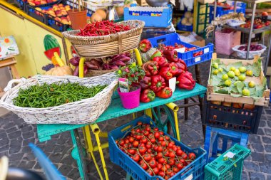 meyve ve sebze pazarı gökyüzü altında