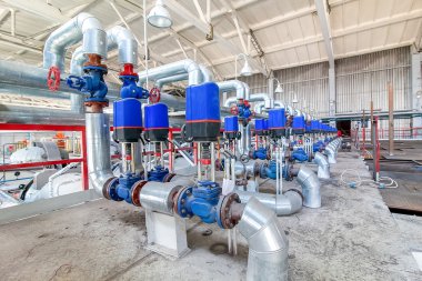 Fabrika blokları üzerindeki çelik boru hatları ve vanalar