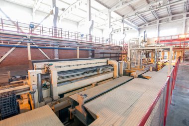 Fabrikada havalandırmalı beton bloklar üretiliyor.