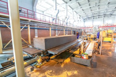 Fabrikada havalandırmalı beton bloklar üretiliyor.