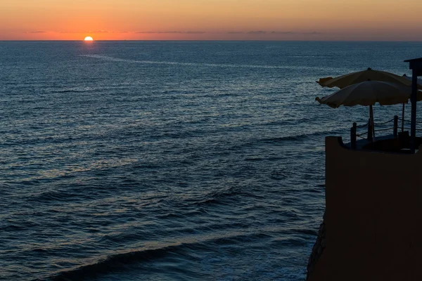 Zonsondergang in zee uitzicht vanaf de kust — Stockfoto