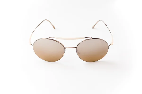 Gafas de sol redondas marrón aisladas sobre fondo blanco recorte — Foto de Stock