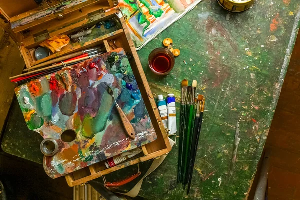 Workplace of the artist with brushes and oil paints — Stock Photo, Image