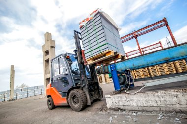 Ev yapımı fabrikasının yakınındaki beton bloklu otomatik yükleyici
