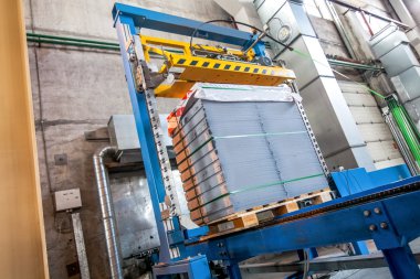 Ev yapımı bir fabrikada dökümlü beton döşemeler.