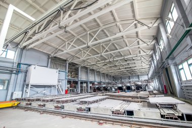 Beton bloklar için açık otoklavlara sahip fabrika binaları