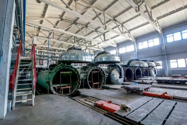Beton bloklar için açık otoklavlara sahip fabrika binaları