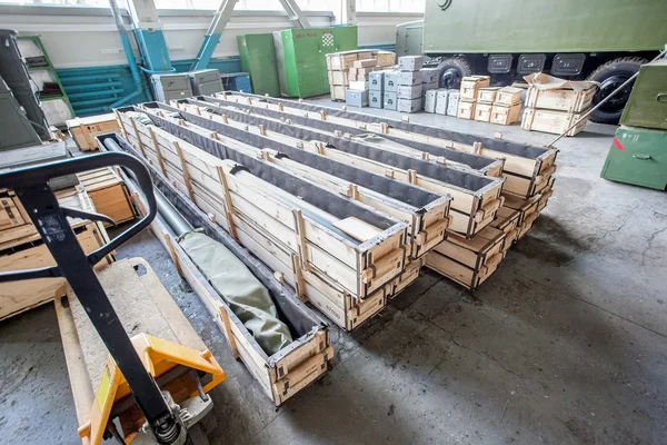 Lager mit Holzkisten in der Fabrik — Stockfoto