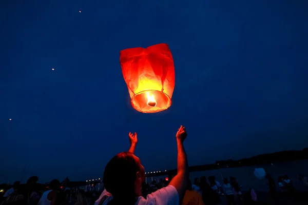 Mans mani cinese lanterna di carta di notte — Foto Stock