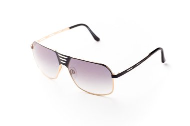 Beyaz arka plan üzerinde izole pembe güneş gözlüğü yakın çekim