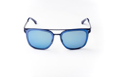 Beyaz bir arka plan karşı izole şık güneş gözlüğü