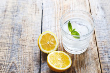 Tahta masada limonlu ve naneli bir bardak su.