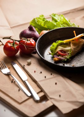 sıcak kahvaltı roll dökme demir tava üzerine yakın çekim