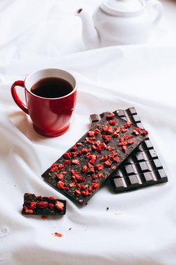 Çikolata, çaydanlık ve fincanın bileşimi