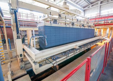 Fabrika işleme basamağında havalandırmalı beton blokların üretimi