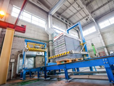 Ev yapımı bir fabrikada dökümlü beton döşemeler.