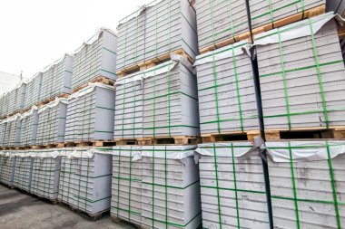 Ev inşa fabrikasının yakınındaki beton bloklar.