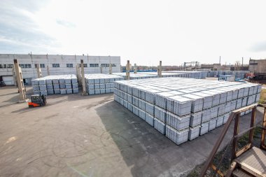 Ev inşa fabrikasının yakınındaki beton bloklar.