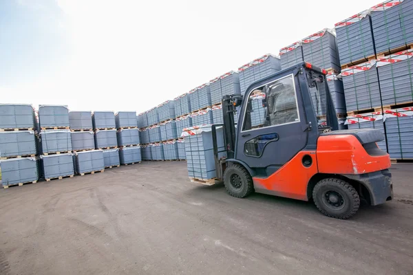 Ev yapımı fabrikasının yakınındaki beton bloklu otomatik yükleyici