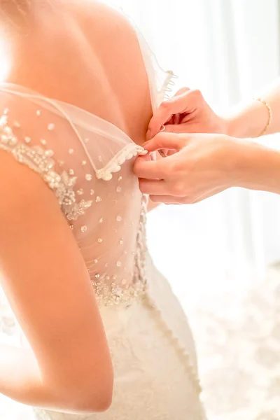 Vestido de abotoamento dama de honra na noiva de manhã antes da cerimônia — Fotografia de Stock