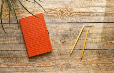 Ahşap masada rahat bir çalışma yeri.