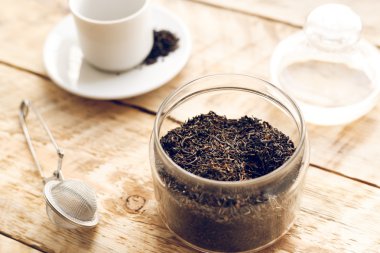 Güneşli sabah ahşap masa üzerinde çay seti