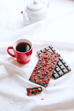 Çikolata ve çayla erkenden kahvaltı