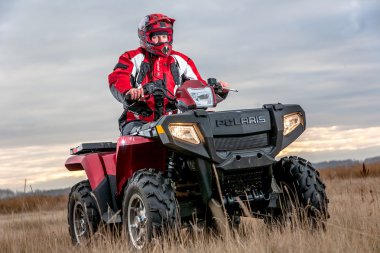 Omsk, Rusya - 29 Ağustos 2012: Polaris Atv