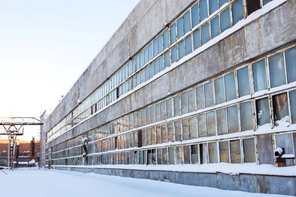 Große Glasfenster einer verlassenen Fabrik — Stockfoto