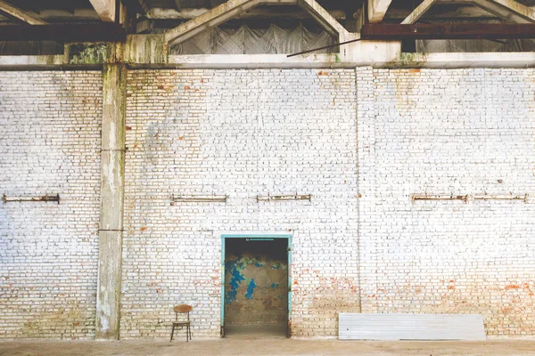 Pared de ladrillo en una fábrica abandonada como texturas — Foto de Stock