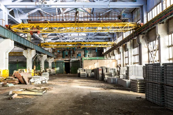 Antiguo almacén industrial abandonado en un día soleado — Foto de Stock